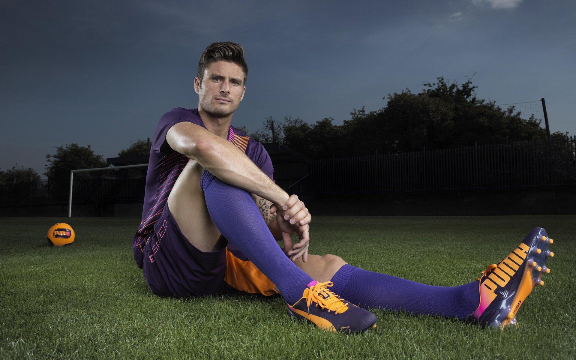 两年前的今天,本泽马首夺金球奖,从绿叶到传奇的逆袭史诗