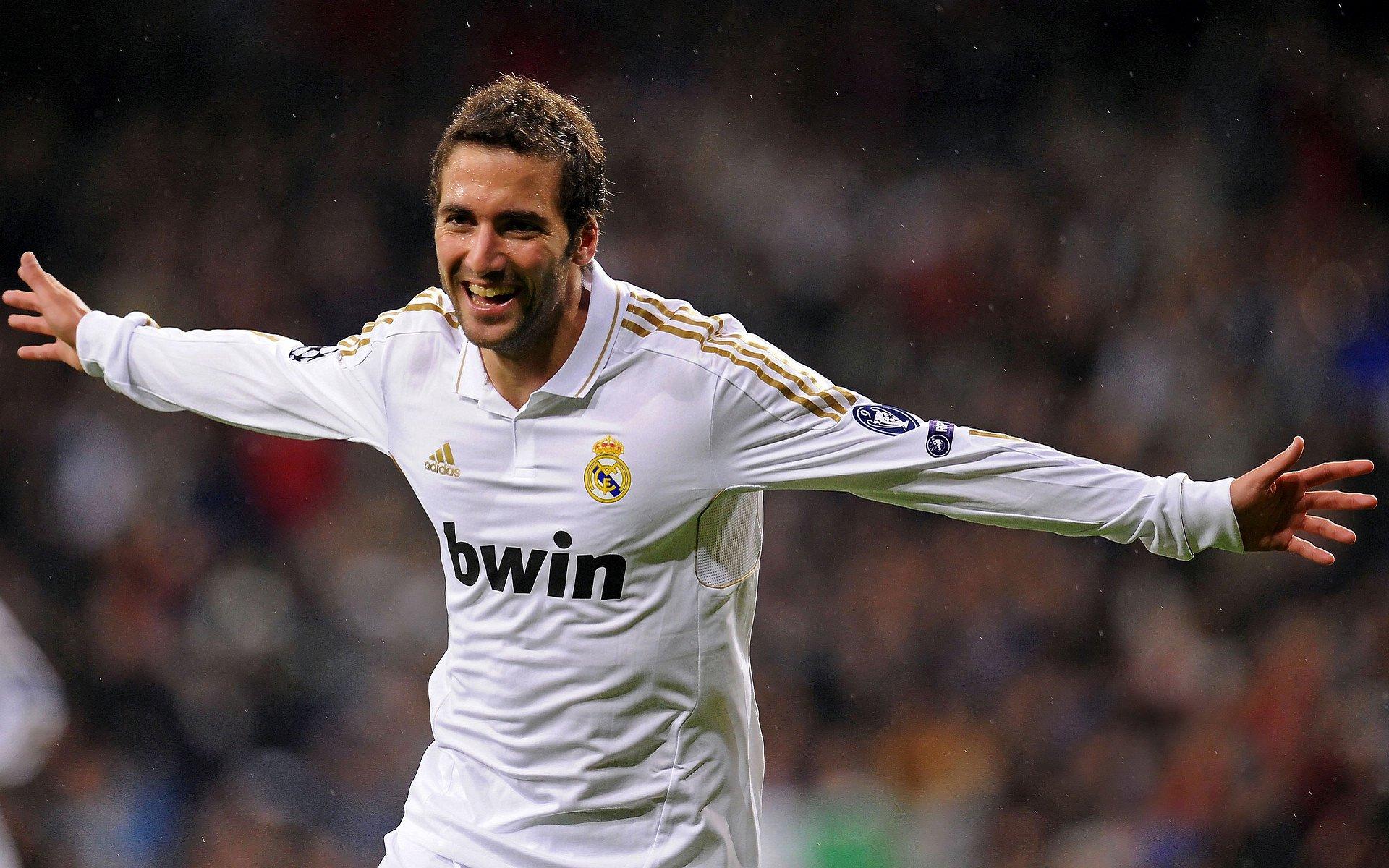 卡德威尔公开职业态度，以霍福德为镜，坦言妻子监督是成功动力